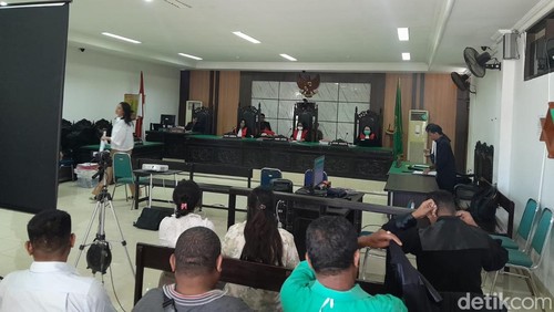 Sidang perkara dugaan tindak pidana korupsi aset Pemprov NTT di Pengadilan Tipikor Kupang, Selasa (14/11/2023). (Foto: Simon Selly/detikBali)