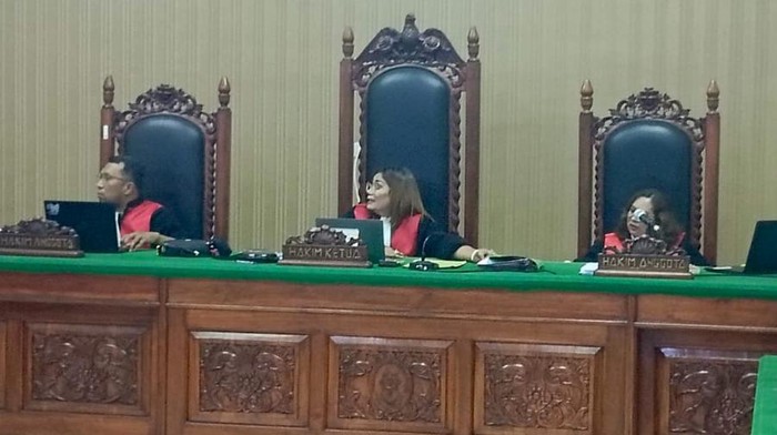 Sidang putusan gugatan perdata yang diajukan PT SIM terhadap  Pemprov Nusa Tenggara Timur (NTT) dan PT Flobamor di PN Kupang, NTT, Selasa (14/11/2023). (Foto: Yufengki Bria/detikBali)