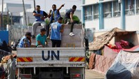 Badan PBB untuk mendukung para pengungsi Palestina, UNRWA, mengumumkan pada Jumat (10/11) lalu bahwa lebih dari 100 stafnya tewas di Jalur Gaza sejak dimulainya perang antara Israel dan Hamas. REUTERS/Mohammed Salem.  
