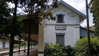 Stasiun Tuntang yang terletak di Semarang menjadi lokasi latar dalam serial Gadis Kretek. (Foto: Wikimedia Commons/Alqhaderi Aliffianiko)