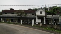 Di masa lalu, Stasiun Tuntang punya peran penting dalam mengangkut hasil perkebunan seperti karet, gula, kopi, dan coklat dari Ambarawa pasti melewati Stasiun Tuntang. Selain itu, Stasiun Tuntang tempo dulu juga menjadi tempat transit dari layanan bus milik NIS yang memiliki trayek Stasiun Tuntang - Kota Salatiga. (Foto: Wikimedia Commons/Tayuya Karin)