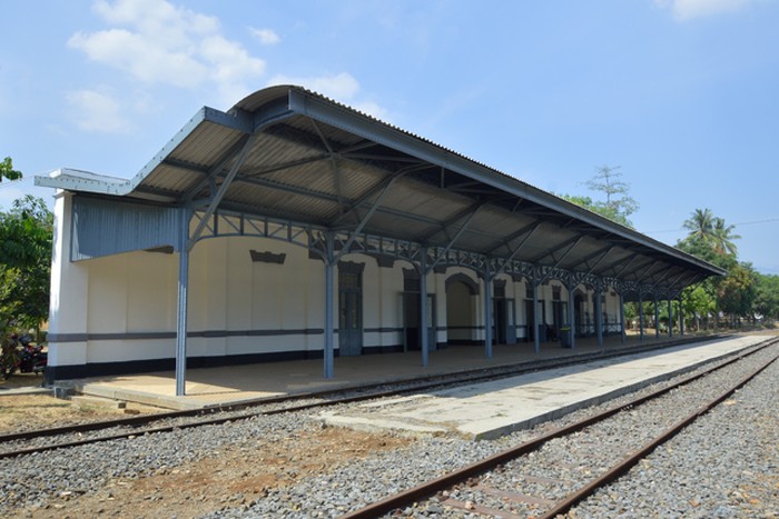 Stasiun Tuntang merupakan stasiun lawas yang menjadi salah satu spot syuting Gadis Kretek.