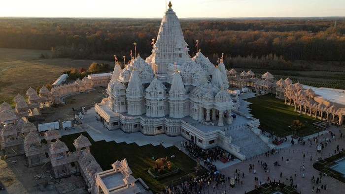 Devotees take part in a Mahapuja worship ritual during Diwali, the Hindu festival of lights, inside BAPS Swaminarayan Akshardham in Robbinsville, New Jersey, U.S., November 12, 2023. REUTERS/Bing Guan