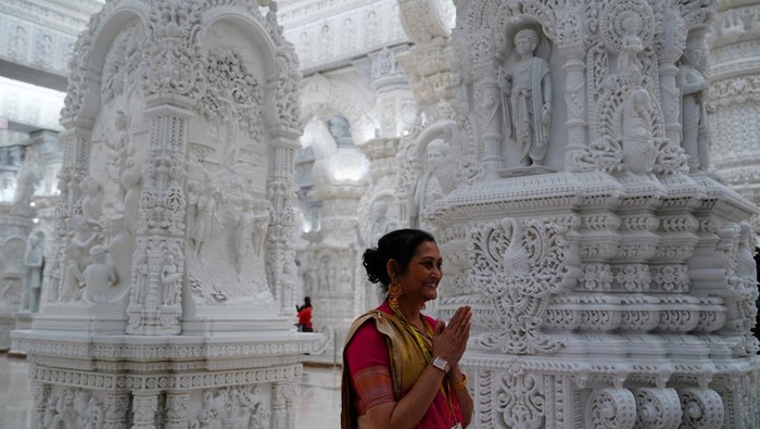 Devotees take part in a Mahapuja worship ritual during Diwali, the Hindu festival of lights, inside BAPS Swaminarayan Akshardham in Robbinsville, New Jersey, U.S., November 12, 2023. REUTERS/Bing Guan