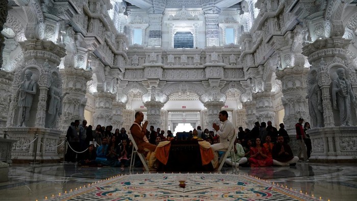 Devotees take part in a Mahapuja worship ritual during Diwali, the Hindu festival of lights, inside BAPS Swaminarayan Akshardham in Robbinsville, New Jersey, U.S., November 12, 2023. REUTERS/Bing Guan