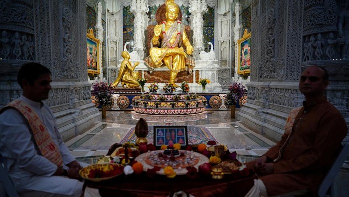 Devotees take part in a Mahapuja worship ritual during Diwali, the Hindu festival of lights, inside BAPS Swaminarayan Akshardham in Robbinsville, New Jersey, U.S., November 12, 2023. REUTERS/Bing Guan