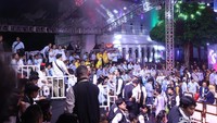 Massa pendukung capres-cawapres menempati tribun yang disediakan.