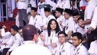 Massa pendukung Anies-Cak Imin juga kompak mengenakan pakaian serba putih.