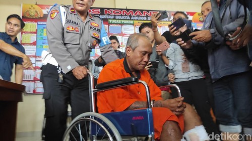 Sutrisno, pelaku spesialis pencurian barang milik penunggu pasien di RSUP Prof Ngoerah dihadirkan saat konferensi pers di Polsek Denpasar Barat, Selasa (14/11/2023). (I Wayan Sui Suadnyana/detikBali)