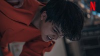 Song Kang kembali sebagai Hyun Su dan kini nasibnya ada ditangan pihak berwajib. Tampak dalam foto Hyun Soo tengah dibekuk petugas. (Foto: dok. Netflix)
