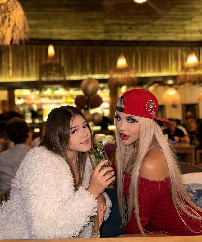 Perjalanan Tatiana Murillo menjadi seorang Barbie tapi tentu mengundang kontroversi. Selain karena penampilannya sendiri, baru-baru ini Tatiana juga dikritik setelah memberi kado ulang tahun berupa operasi plastik kepada putrinya yang berusia 12 tahun. Tatiana sendiri merasa ia mewujudkan impian anaknya. Foto: Instagram Tatiana Murillo