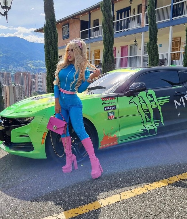 Hal ekstrem lain yang pernah yang dilakukannya adalah perawatan memutihkan kulit. Tatiana yang dulu berkulit cokelat ingin jadi lebih putih meski prosesnya menyakitkan. Foto: Instagram Tatiana Murillo