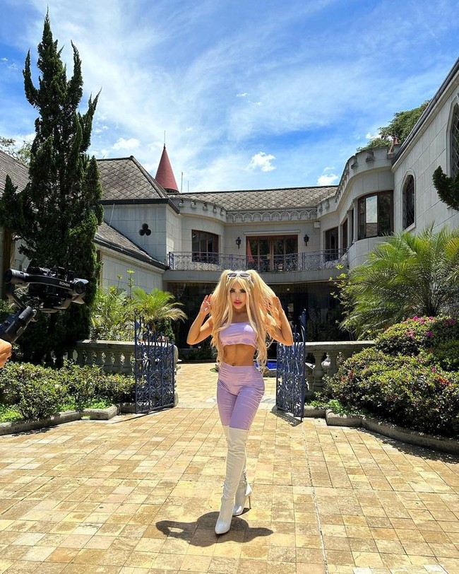 Jadi insecure dengen penampilan, Tatiana pertama kali operasi hidung di usia 11 tahun. Sejak saat itu, ia pun mulai menjalani berbagai prosedur kecantikan lain, termasuk pembesaran bibir dan payudara juga liposuction. Baru-baru ini ia bahkan melakukan tindakan mencabut bulu matanya. Foto: Instagram Tatiana Murillo