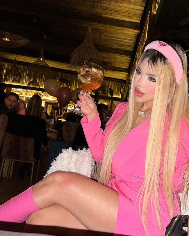 Tatiana Murillo dijuluki Barbie Kolombia. Bukan hanya suka berdandan serba pink, wanita tersebut juga terobsesi tampil sempurna seperti boneka dan melakukan serangkain operasi plastik bahkan sejak usia 11 tahun.  Foto: Instagram Tatiana Murillo