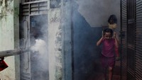 Anak-anak berlari saat operasi fumigasi yang diadakan oleh Dhaka City Corporation di Dhaka, Bangladesh, Minggu (12/11/2023).
