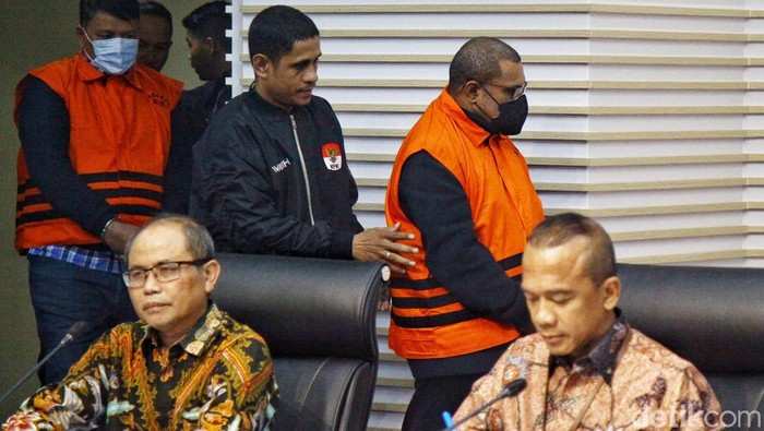 KPK menetapkan Pj Bupati Sorong Yan Piet Mosso (YPM) sebagai tersangka kasus dugaan suap pemeriksa BPK. Ia ditahan bersama lima orang lainnya.