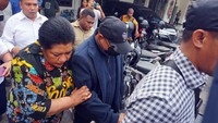 Penjabat Bupati Sorong Yan Piet Mosso (kedua kanan) didampingi Isteri (kiri) dibawa menuju Bandara DEO Kota Sorong, Papua Barat Daya, Senin (13/11/2023). ANTARA FOTO/Olha Mulalinda. 
