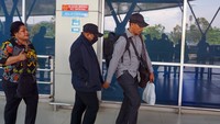 Komisi Pemberantasan Korupsi (KPK) menangkap tangan Penjabat Bupati Sorong, Kepala Badan Keuangan dan Aset Daerah (BPKAD) Kabupaten Efter Segidifat, serta seorang pemeriksa BPK Papua Barat sekitar pukul 03.00 WIT di kediaman Bupati Sorong. ANTARA FOTO/Olha Mulalinda. 