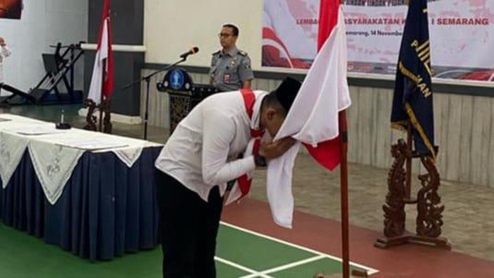 Terpidana terorisme melakukan ikrar setia NKRI di Lapas Kedungpane Semarang, Selasa (14/11/2023).