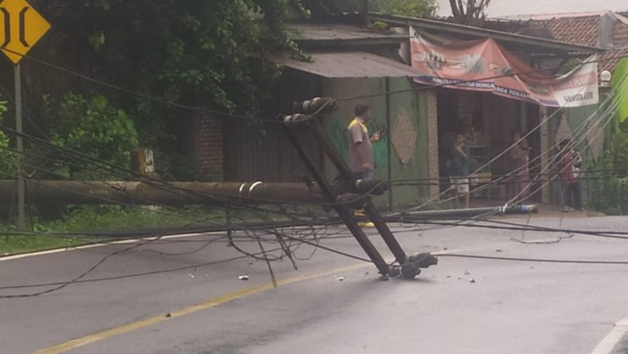 Tiang listrik roboh bikin listrik satu desa di Pandeglang padam (dok. Istimewa)