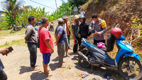 Anggota Satlantas Polres Karangasem mendatangi lokasi kejadian kecelakaan maut, Desa Adat Gumung, Karangasem, Bal, untuk melakukan olah TKP pada Senin sore (13/11/2023).