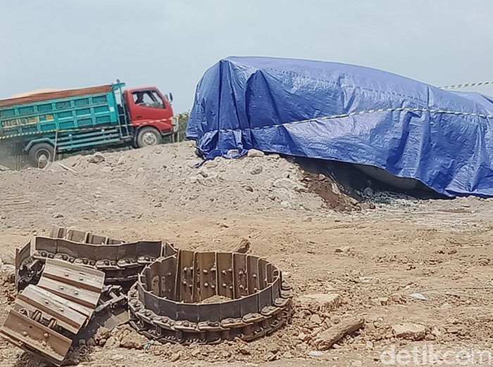 Truk molen proyek tol Jogja-Solo yang terguling dibungkus terpal di Desa Brangkal, Kecamatan Karanganom, Klaten, Selasa (14/11/2023).