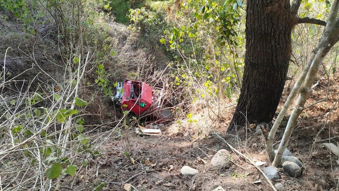 Truk muat tanah timbunan jatuh ke jurang di Tana Toraja, Sulsel.