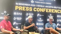 (Ki-ka) Sarit Suwannarut - Pegolf Profesional asal Thailand (Defending Champion), Naraajie E. Ramadhanputra, Pegolf Profesional Indonesia, Andy Ogletree, Pegolf Profesional asal Amerika Serikat, Taichi Kho, Pegolf Profesional asal Hong Kong, berfoto bersama dalam sesi Press Conference BNI Indonesian Masters presented by Tunas Niaga Energi di Royale Jakarta Golf Club, Selasa (14/11).  