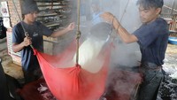 Mereka juga mengurangi takaran produksi sekitar 15 persen dari biasanya agar terhindar dari kerugian. 