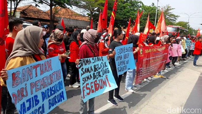 Gabungan aksi buruh dan pekerja menuntut kenaikan UMK 2024 di Brebes Selasa (14/11/2023).