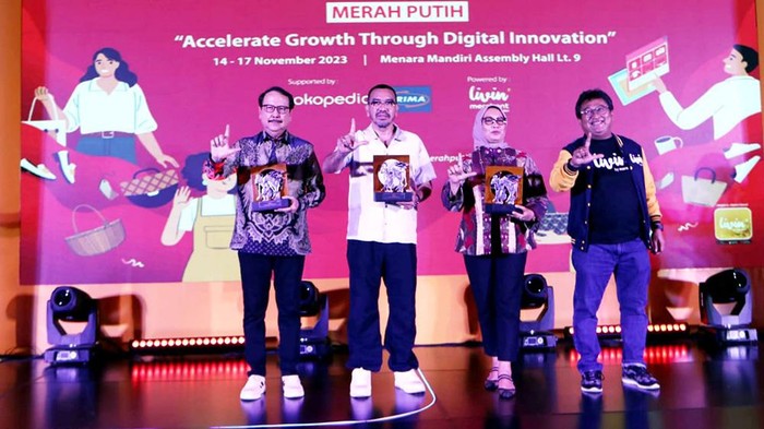 (Kanan-kiri) SEVP Micro & Consumer Finance Bank Mandiri Josephus K. Triprakoso, Penasihat Utama Ikatan Istri Karyawan Bank Mandiri (IIKBM) Henny Darmawan, Staff Khusus III Kementerian BUMN Arya Sinulingga beserta Advisor Marketing PT Rintis Sejahtera (PRIMA) Hariyanto Djumali saat meresmikan pembukaan event UMKM Merah Putih di Menara Mandiri, Jakarta, Selasa (14/11).