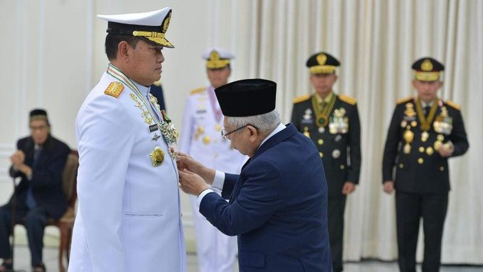 Wakil Presiden Ma’ruf Amin menyematkan Tanda Kehormatan Bintang Yudha Dharma Utama kepada Panglima TNI Laksamana TNI Yudo Margono di Istana Wakil Presiden, Jakarta, Selasa (14/11/2023). ANTARA/HO-BPMI Setwapres