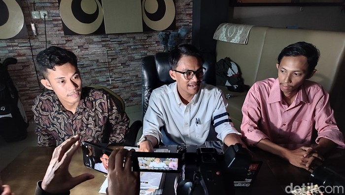 Warga Gowa, Ahmad Saifullah (kanan) didampingi kuasa hukumnya saat konferensi soal gugatannya ke PTUN.