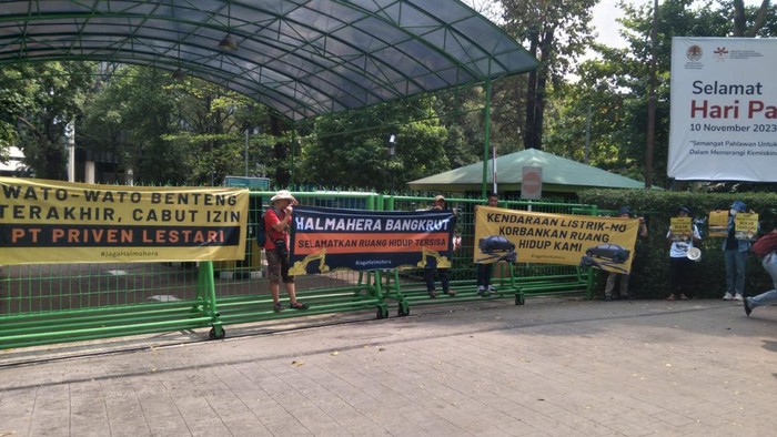 Warga Halmahera Timur menggelar aksi unjuk rasa di depan Gedung Kementerian Lingkungan Hidup dan Kehutanan.