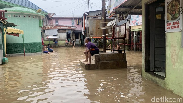 Warga Kampung Aur bertahan saat banjir. (Kartika Sari/detikSumut)