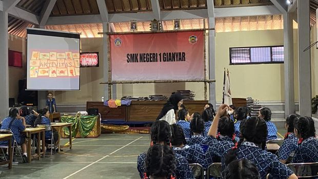 Siswa SMKN 1 Gianyar mengikuti workshop yang digelar oleh Mudfish No Plastic, Rabu (8/11/2023).