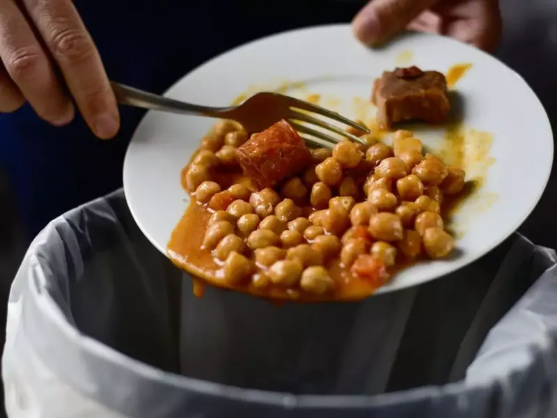 5 Kelakuan Tak Terduga Pria Ketika Makan Bersama Saat Kencan
