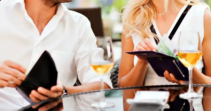 5 Kelakuan Tak Terduga Pria Ketika Makan Bersama Saat Kencan