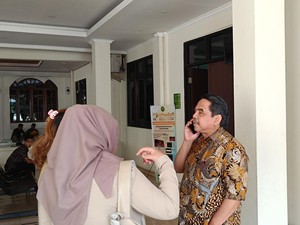 Sidang Perdana Gugatan Rp 200 M PDIP, Ade Armando Tiba di PN Cibinong