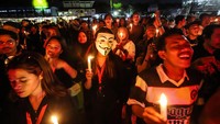 Aksi mimbar bebas ini diisi dengan membagikan stiker kepada para pengguna jalan, memakai topeng Gay Fawkes sebagai simbol perlawanan dalam menentang Politik Dinasti, serta menyalakan lilin dalam menciptakan api pergerakan.