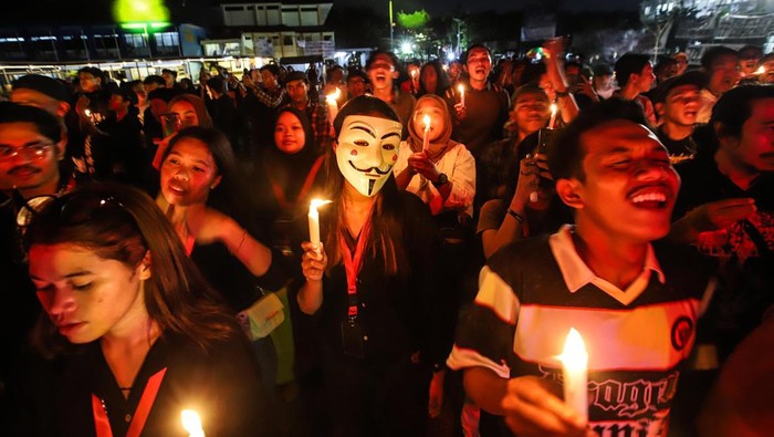 Aksi Aliansi Mahasiswa Jatim Gelar Aksi โMimbar Bebasโ Mahasiswa bersama rakyat menggelar acara Mimbar Bebas Selamatkan Demokrasi di halaman Universitas Dr. Soetomo, Surabaya, Jawa Timur, Rabu (15/11/2023).