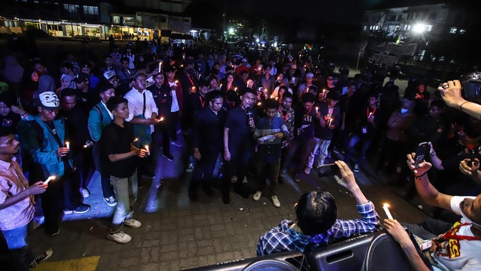 Mahasiswa bersama rakyat menggelar acara Mimbar Bebas Selamatkan Demokrasi di halaman Universitas Dr. Soetomo, Surabaya, Jawa Timur, Rabu (15/11/2023).