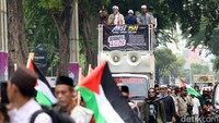 Massa Gerakan Nasional Anti (Geranati) LGBT menolak konser Coldplay.