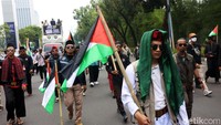 Massa melakukan longmarch menuju kawasan GBK.
