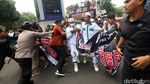 Jelang Konser, Coldplay Didemo Massa Geranati LGBT