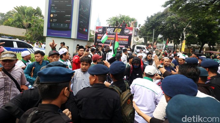 Aksi Tolak Konser Coldplay di Kawasan Senayan Gerakan Nasional Anti (Geranati) LGBT berencana melakukan aksi unjuk rasa di kawasan Senayang, Jakarta, Rabu (15/11/2023). Mereka menolak konser Coldplay.