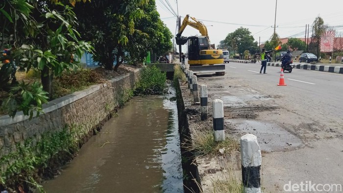 Alat berat mengeruk sedimen tepi jalan Jogja-Solo, Klaten, Rabu (15/11/2023).