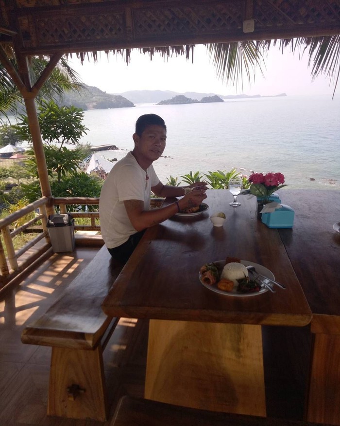 Andika Mahesa ‘Babang Tamvan’ Doyan Makan Bakso hingga Ngeliwet Andika Mahesa ‘Babang Tamvan’ Doyan Makan Bakso hingga Ngeliwet