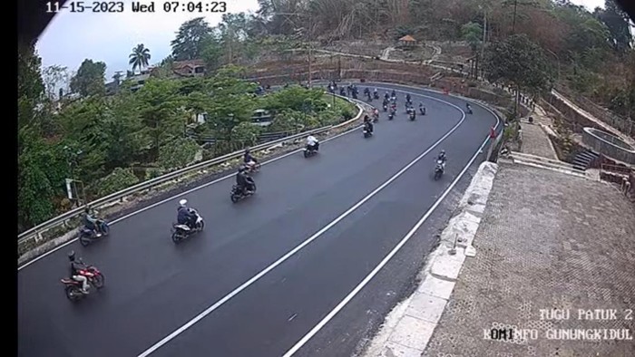 Arus lalu lintas di Jalan Jogja-Wonosari, Patuk, Gunungkidul, Rabu (15/11/2023) pukul 07.05 WIB.