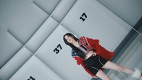 Asa mengenakan busana bernuansa hitam-merah dalam foto perkenalan debutnya sebagai member BABYMONSTER. (Foto: dok. YG Entertainment)
